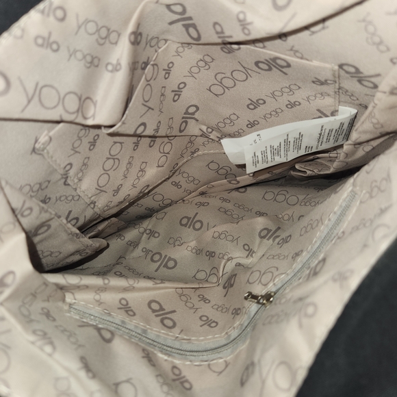ALO Yoga Black Tote Bag - Picture 6 of 6